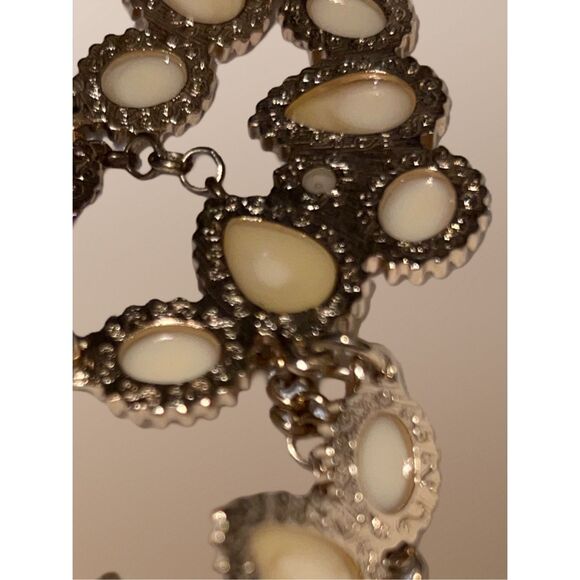 Vintage Gold Tone and Faceted Tan Resin Statement Necklace B13 - Picture 3 of 4